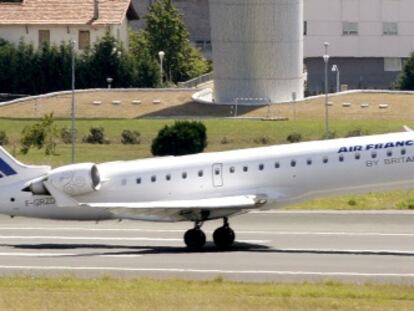 Un avi&oacute;n de Britair despega del aeropuerto de Bilbao.