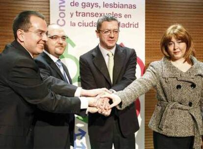 Gallardón y los presidentes de los colectivos de lesbianas, gays y transexuales, tras la firma del convenio.