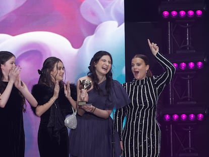 Las actrices participantes en la serie ´La Mesias´ recogen el premio en nombre de Albert Pla.