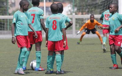 El equipo Cruzada por los Niños está formado por diez jugadores de 12 años. Inicialmente estaba previsto que viajasen a San Sebastián otros dos chavales más, pero problemas burocráticos para formalizar sus visados impidieron completar la escuadra.