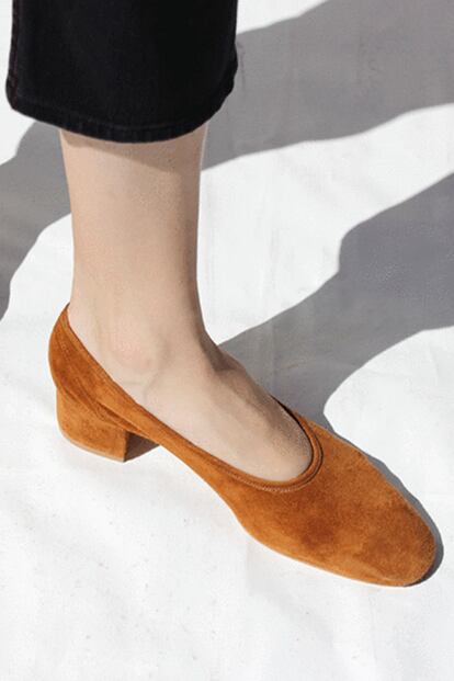 Los zapatos de abuela son una de las tendencias que nos acompañarán toda la primavera. Este diseño de Maryam Nassir Zadeh tiene un precio de 400 euros.