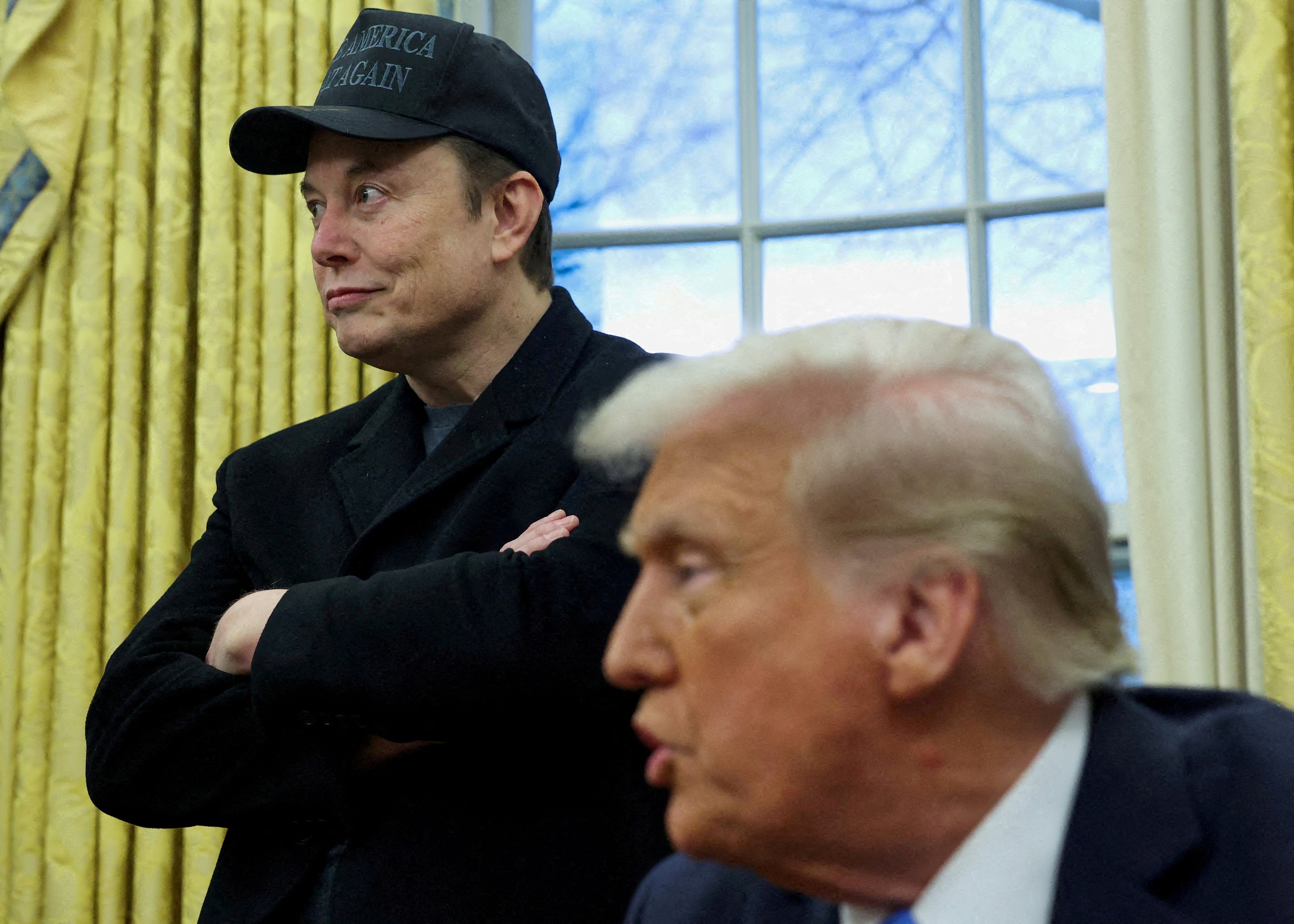 Elon Musk (i), presidente de Tesla y responsable del Departamento de Eficiencia Gubernamental (DOGE), junto al presidente de EE UU, Donald Trump.