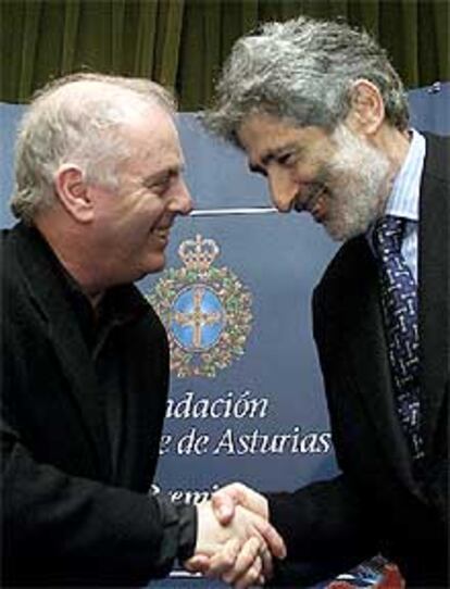 Daniel Barenboim y Edward W. Said se saludan, ayer, en Oviedo.