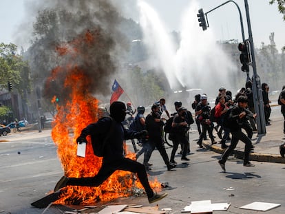 Manifestantes se enfrentan con la policía en el centro de Santiago (Chile), durante la conmemoración del tercer aniversario de las revueltas del 18 de octubre de 2019.