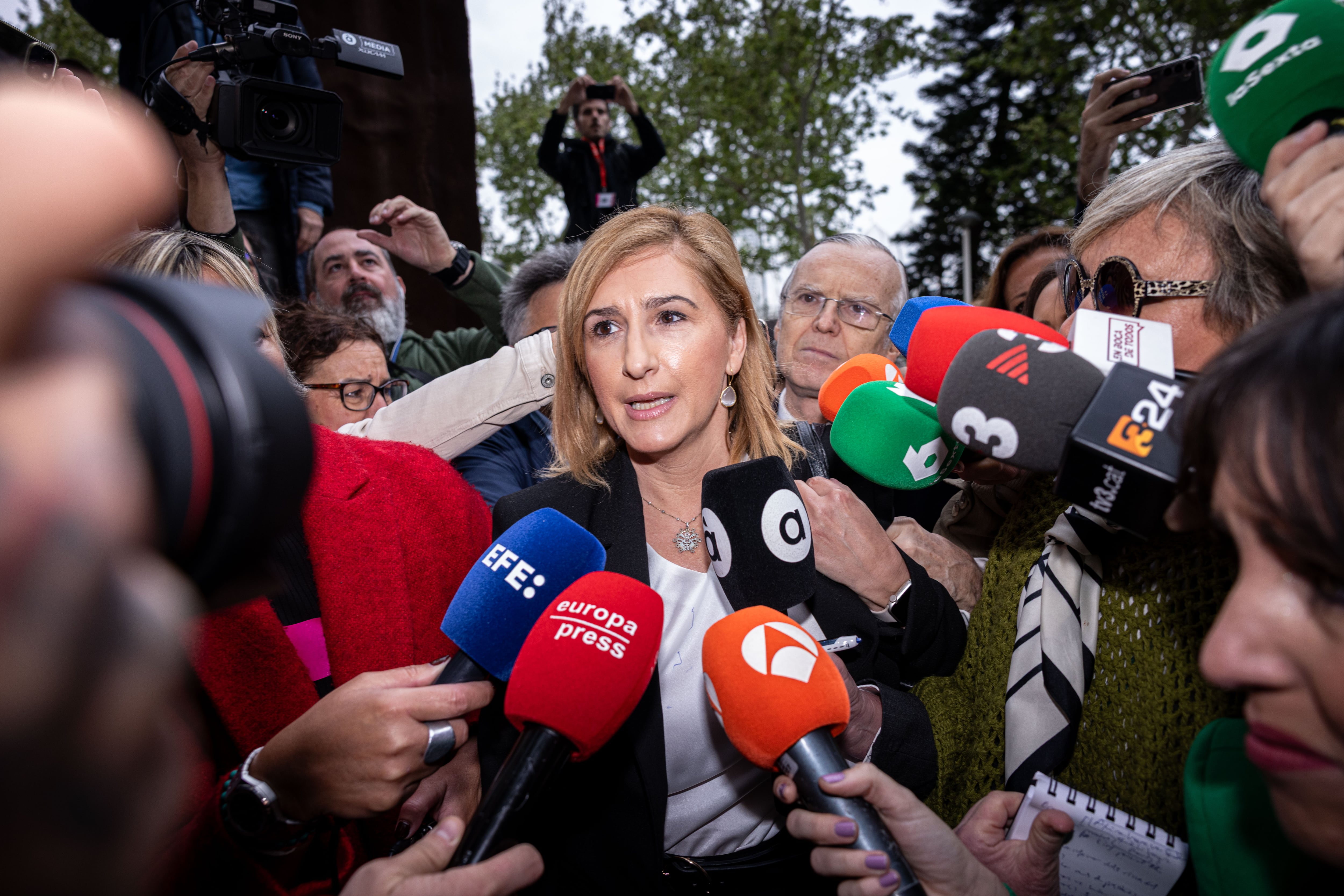  La exconsejera de la Generalitat Salomé Pradas, a la entrada de los juzgados de Valencia, el pasado abril. 