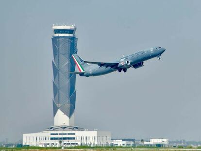 Un avión de la Fuerza Aérea despega desde Santa Lucía (Estado de México), el 13 de octubre.