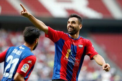 El jugador del Extremadura Enric Gallego celebra un gol. 