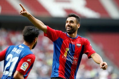 El jugador del Extremadura Enric Gallego celebra un gol. 