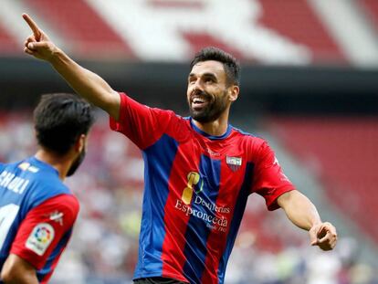 El jugador del Extremadura Enric Gallego celebra un gol. 