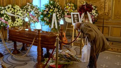 Un hombre se inclina ante el féretro de Pablo Milanés, instalado en la Casa de América de Madrid, el 23 de noviembre.