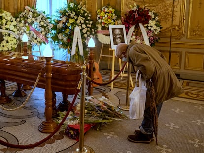 Un hombre se inclina ante el féretro de Pablo Milanés, instalado en la Casa de América de Madrid, el 23 de noviembre.