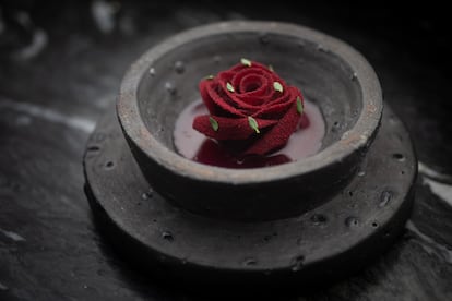 Diferentes platillos del restaurante Trescha. En la imagen, una rosa de remolacha.