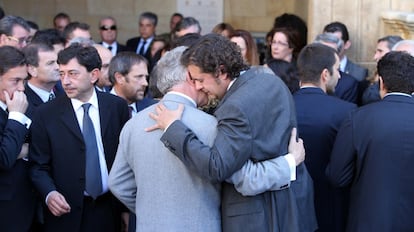 Jesús López Brea (d), compañero sentimental de Isabel Carrasco, a su llegada a la capilla ardiente.