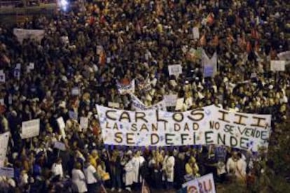 Detalle de una pancarta en defensa de la sanidad en la plaza de Colón durante una manifestación convocada por los sindicatos. EFE/Archivo