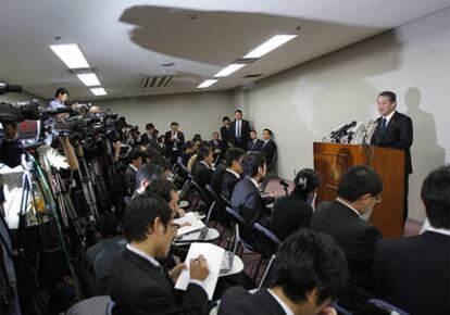 Minoru Yanagida, durante la rueda de prensa en la que ha explicado los motivos de su renuncia.