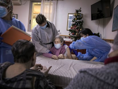 Una sanitaria vacuna a una residente en el geriátrico Gravi, de Polinyà (Barcelona), el pasado 7 de enero.