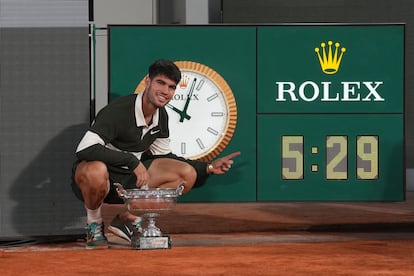 Alcaraz posa con el reloj, tras imponerse en la final más larga del torneo: 4-6, 6-7(4), 6-4, 7-6(3) y 7-6(2), en 5h 29m.