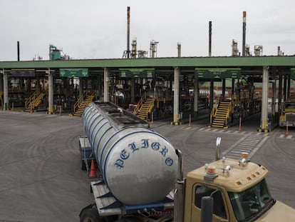 Un camión de transporte de combustible sale de las instalaciones de Ecopetrol en Barrancabermeja (Santander), en 2018.