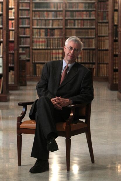 José Manuel Sánchez Ron, en la biblioteca de la RAE.