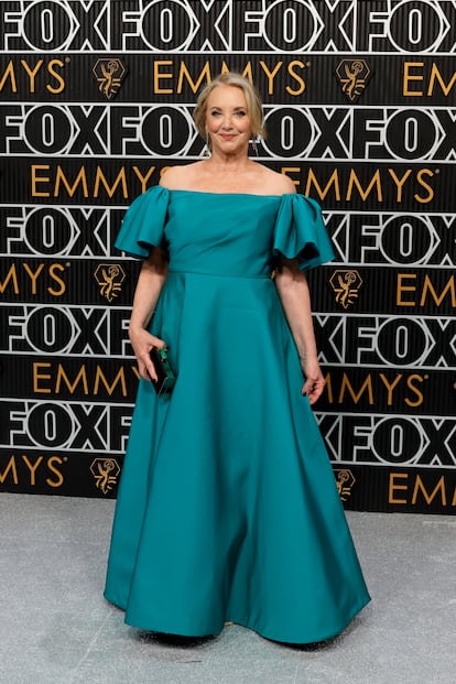  J. Smith-Cameron, actriz de 'Succession', con vestido clásico de alfombra roja en verde. 