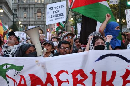 Unos manifestantes protestan contra del apoyo del Gobierno al genocidio en Gaza horas antes del primer debate presidencial entre Harris y Trump, el 10 de octubre en Filadelfia.