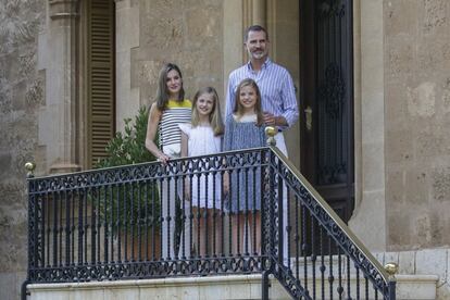 Este 2017, los Reyes también han querido cumplir con la tradición. En la imagen, Felipe VI, doña Letizia y sus dos hijas este lunes en los jardines del Palacio de Marivent de Palma de Mallorca.