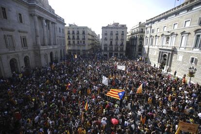La plaza Sant Jaume de Barcelona abarrotada de manifestantes.  