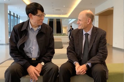 El científico chino Ji Weizhi, coautor principal del estudio, y el español Juan Carlos Izpisua.