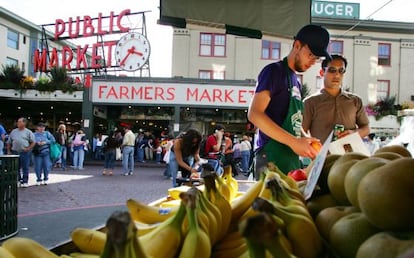 Uno de los puestos del animado mercado de Pike Place, en Seattle.