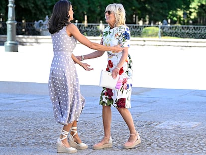 La reina Letizia con Jill Biden, en La Granja de San Ildefonso. Ambas luciendo alpargatas.