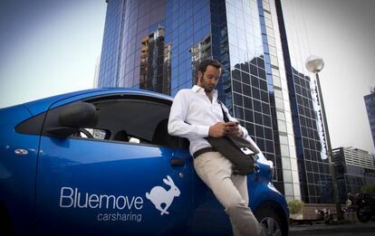 Cliente con un coche de Bluemove.