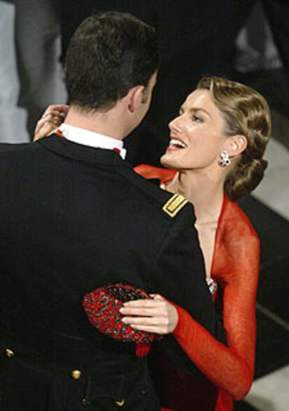 El Príncipe Felipe y Letizia Ortiz bailan un vals tras la cena que siguió a la boda real danesa