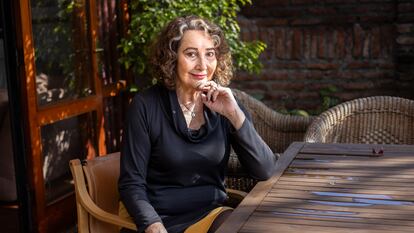 Patricia Politzer, periodista y escritora chilena, en su casa en Santiago, el 14 de Junio.