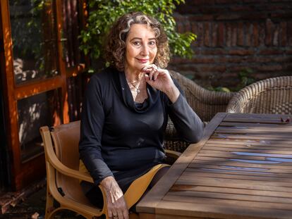 Patricia Politzer, periodista y escritora chilena, en su casa en Santiago, el 14 de Junio.