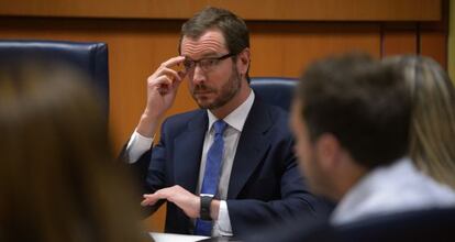 Javier Maroto, antes de su comparecencia en el Parlamento