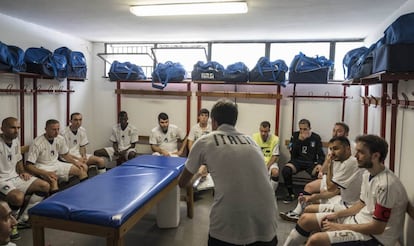 El entrenador Enrico Zanchini habla al equipo durante el partido en el mundial en Roma.