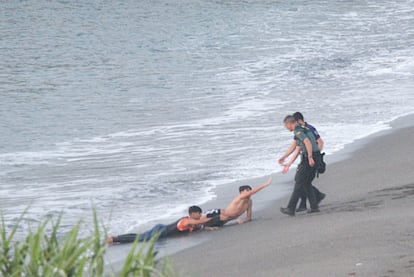 Dos jóvenes migrantes en una playa de Ceuta piden ayuda a la Guardia Civil.