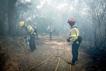 Els Bombers, treballant a la zona de l'incendi.