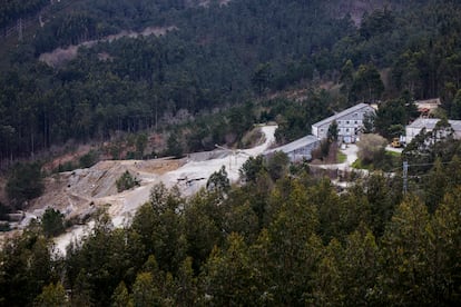 Vista de las instalaciones de la mina, situada en la parroquia de Vilacova, en el municipio gallego de Lousame (A Coruña).