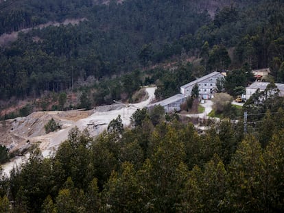 Vista de las instalaciones de la mina, situada en la parroquia de Vilacova, en el municipio gallego de Lousame (A Coruña).