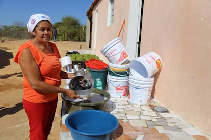  Mujer lava la loza en Pernambuco, noreste brasile&ntilde;o.