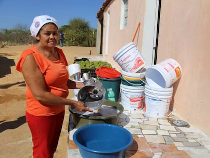  Mujer lava la loza en Pernambuco, noreste brasile&ntilde;o.