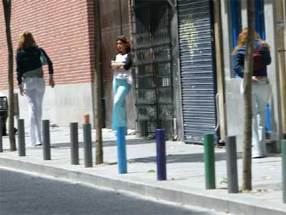 Dos prostitutas ofrecen sus servicios en la calle del Desengaño.