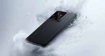 Teléfono realme GT 7 de color negro