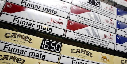 Diversas marcas de tabaco a la venta en un estanco.