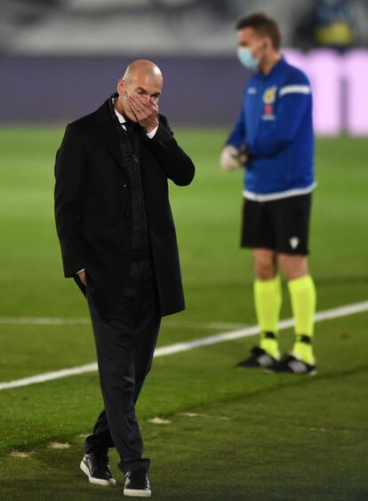 Zinedine Zidane, en un momento del partido que enfrenta a su equipo con el Alavés.
