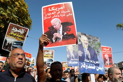 Manifestantes protestan en contra del Gobierno estadounidense y su responsabilidad en los ataques a Palestina y Líbano, en Amán, Jordania. 