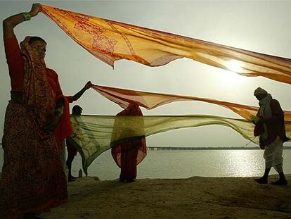 Mujeres secan sus saris a orillas del río Ganges.