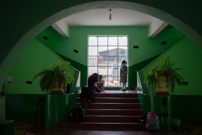 Niñas juegan en un pasillo de la primaria pública Francisco I. Madero de Tepatepec (Estado de Hidalgo), en julio.