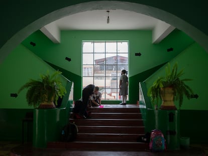 Niñas juegan en un pasillo de la primaria pública Francisco I. Madero de Tepatepec (Estado de Hidalgo), en julio.